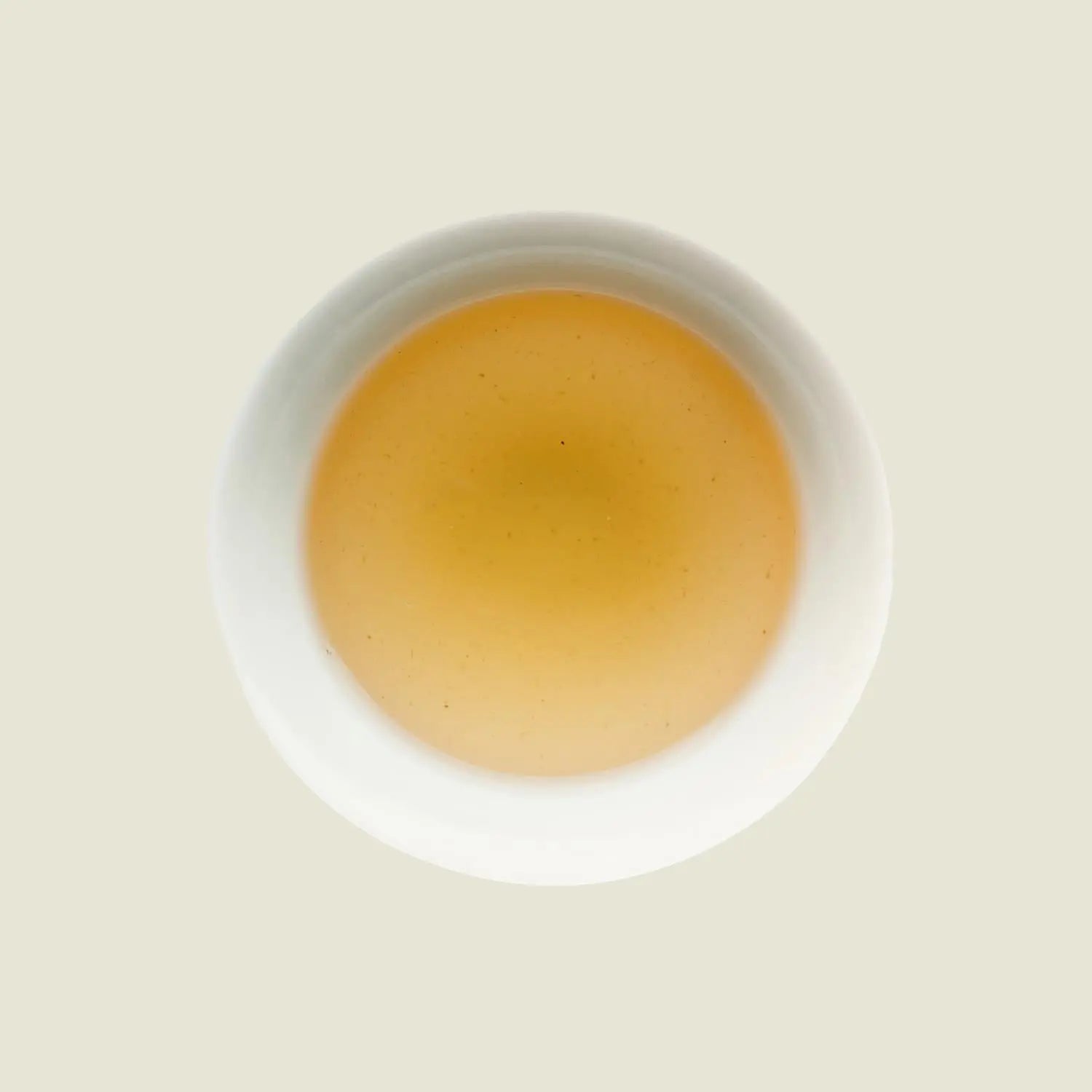 Oolong Lavandula - Noema - Tassenfarbe gelb von oben fotografiert