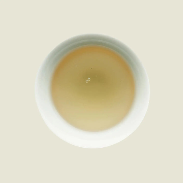 Pai Mu Tan (White Peony) - Noema - Tassenfarbe helles gelb von oben fotografiert