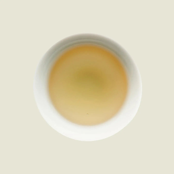 Tie Guan Yin - Noema - Tassenfarbe gelb von oben fotografiert