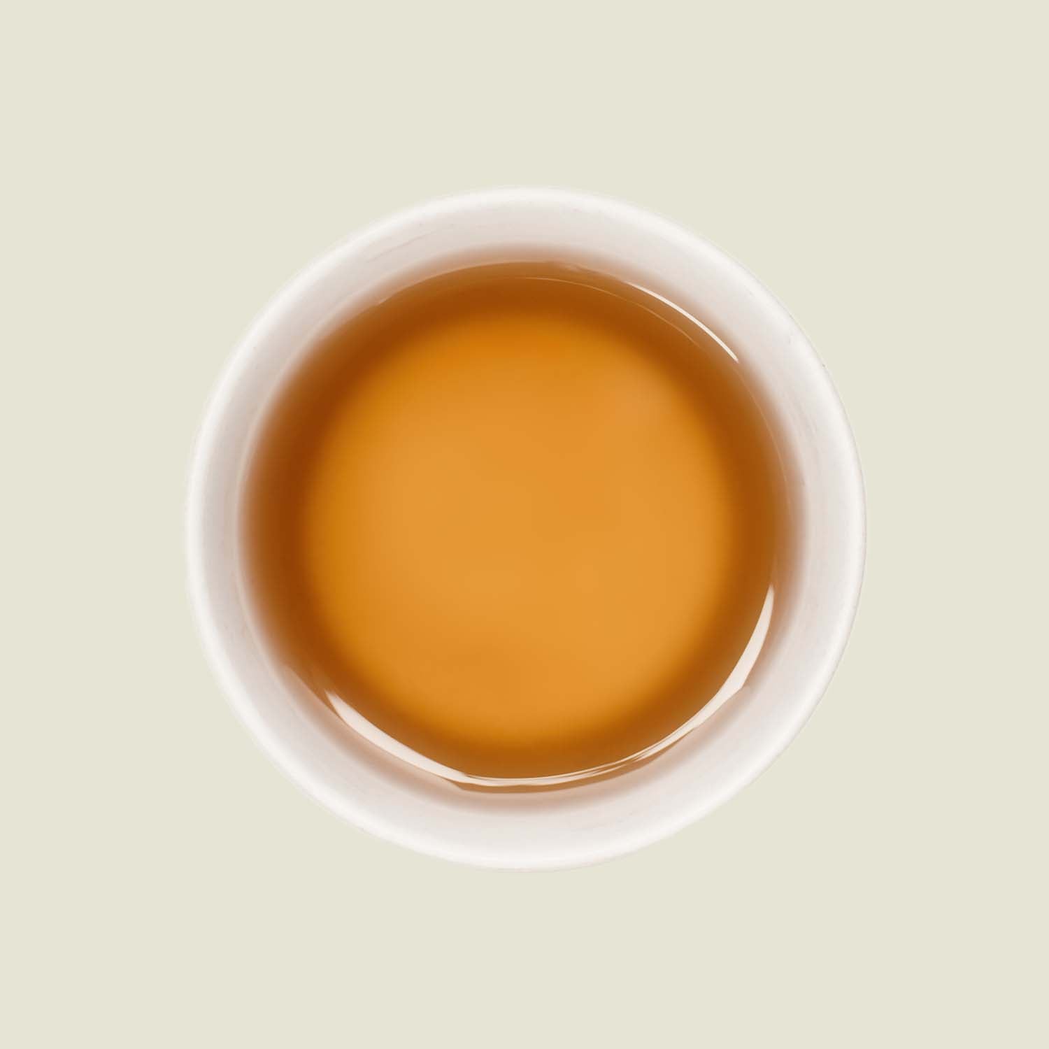 Tasse Tie Guan Yin Tee mit klarer, goldgelber Teefarbe, die die florale und elegante Note dieses Oolong-Tees betont.

Cup of Tie Guan Yin tea with clear golden-yellow tea color emphasizing the floral and elegant notes of this Oolong tea.