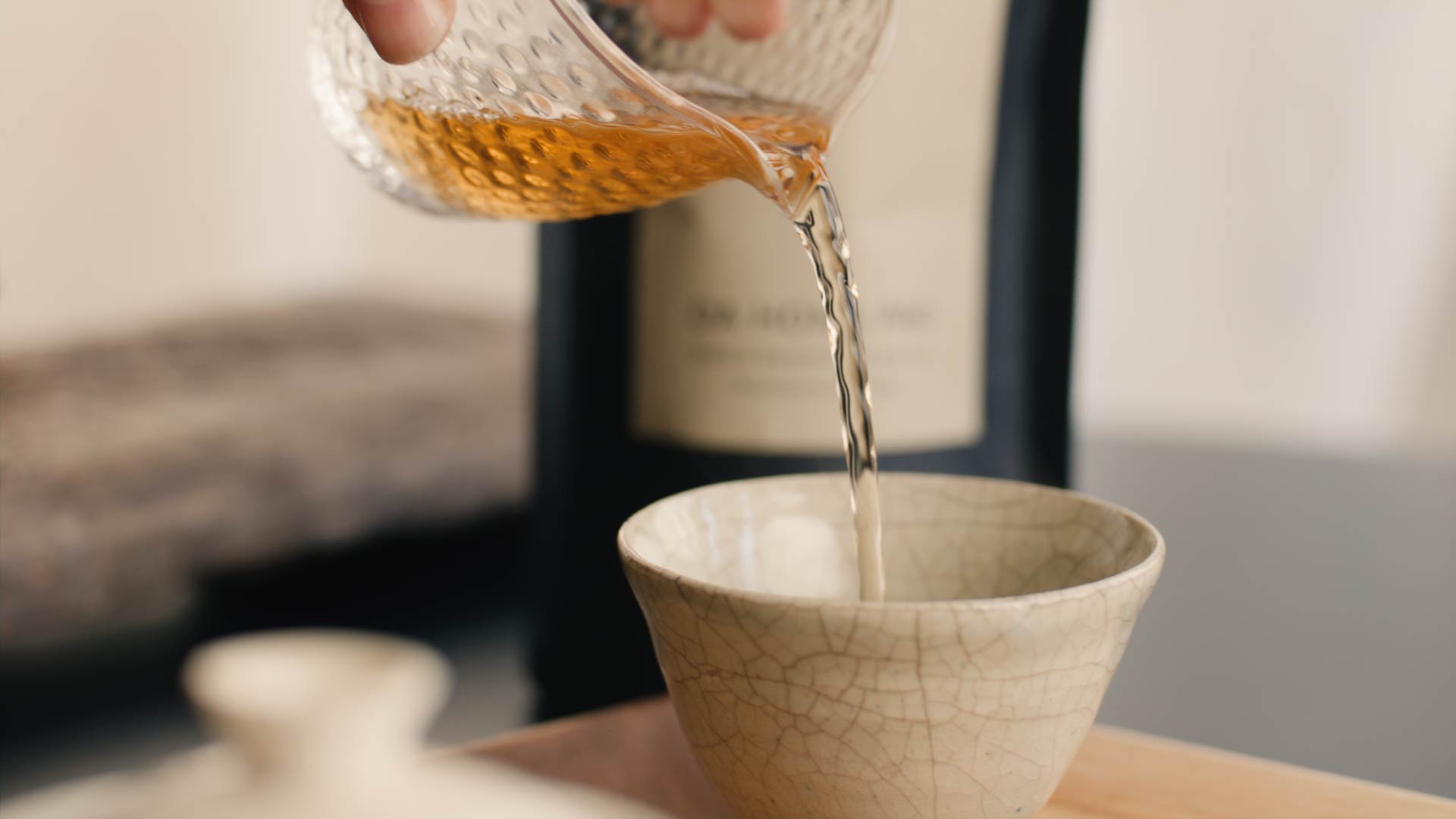 Da Hong Pao Oolong Tee wird in Tasse eingeschenkt