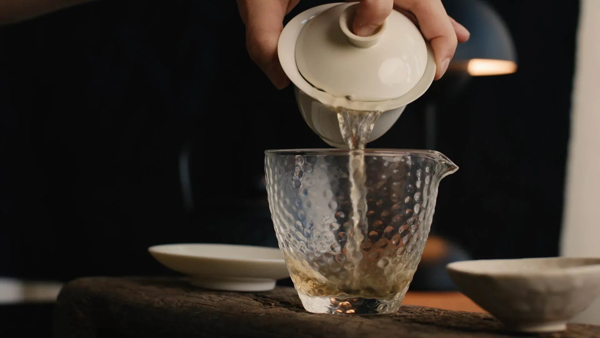 noema_oriental_beauty_oolong_tee_pouring_from_gaiwan_ausschaenken_vom_gaiwan_tee - Noema