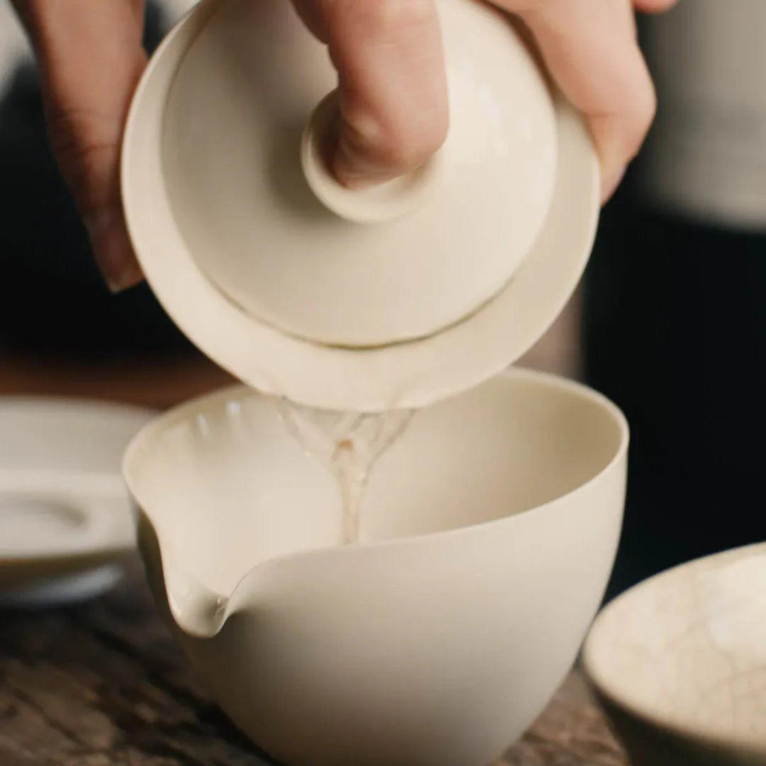 noema_pai_mu_tan_white_tea_purring_from_gaiwan_weisser_tee_von_gaiwan_ausschaenken1-1 - Noema