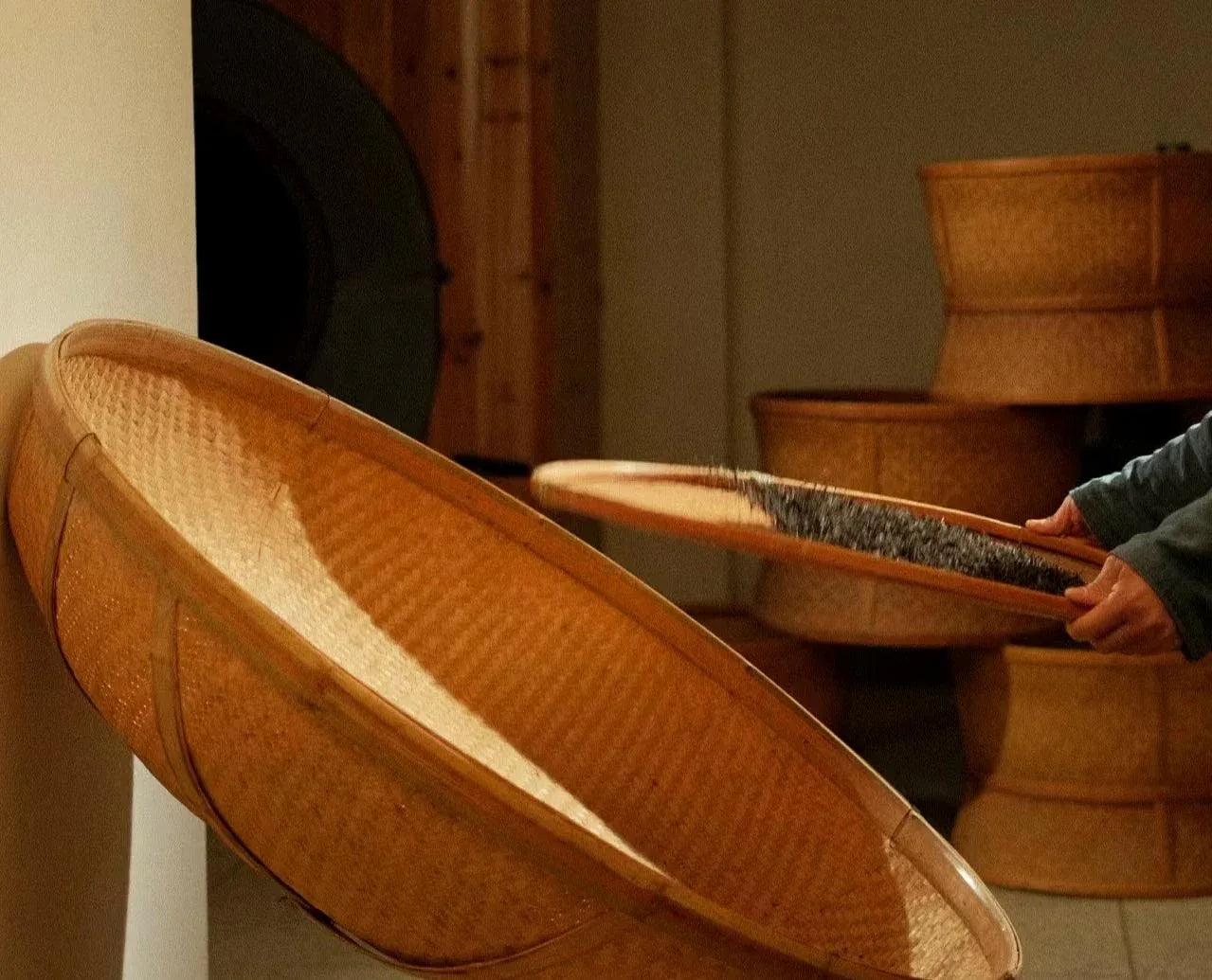 noema_schwarzer-tee-sieben-und-sortieren - Noema